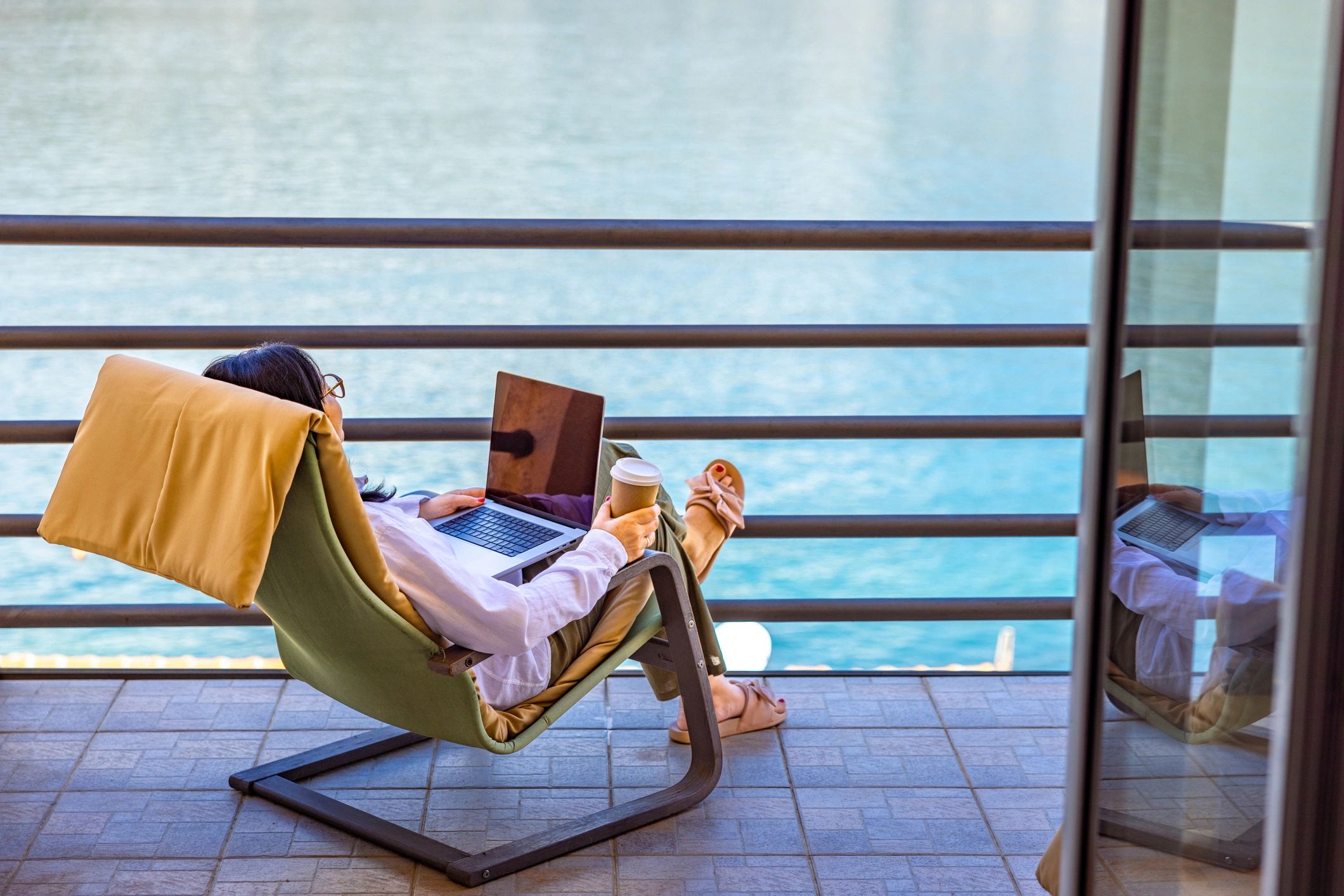 Femme travaillant sur son ordinateur portable avec vue sur la mer, sur la Costa del Sol