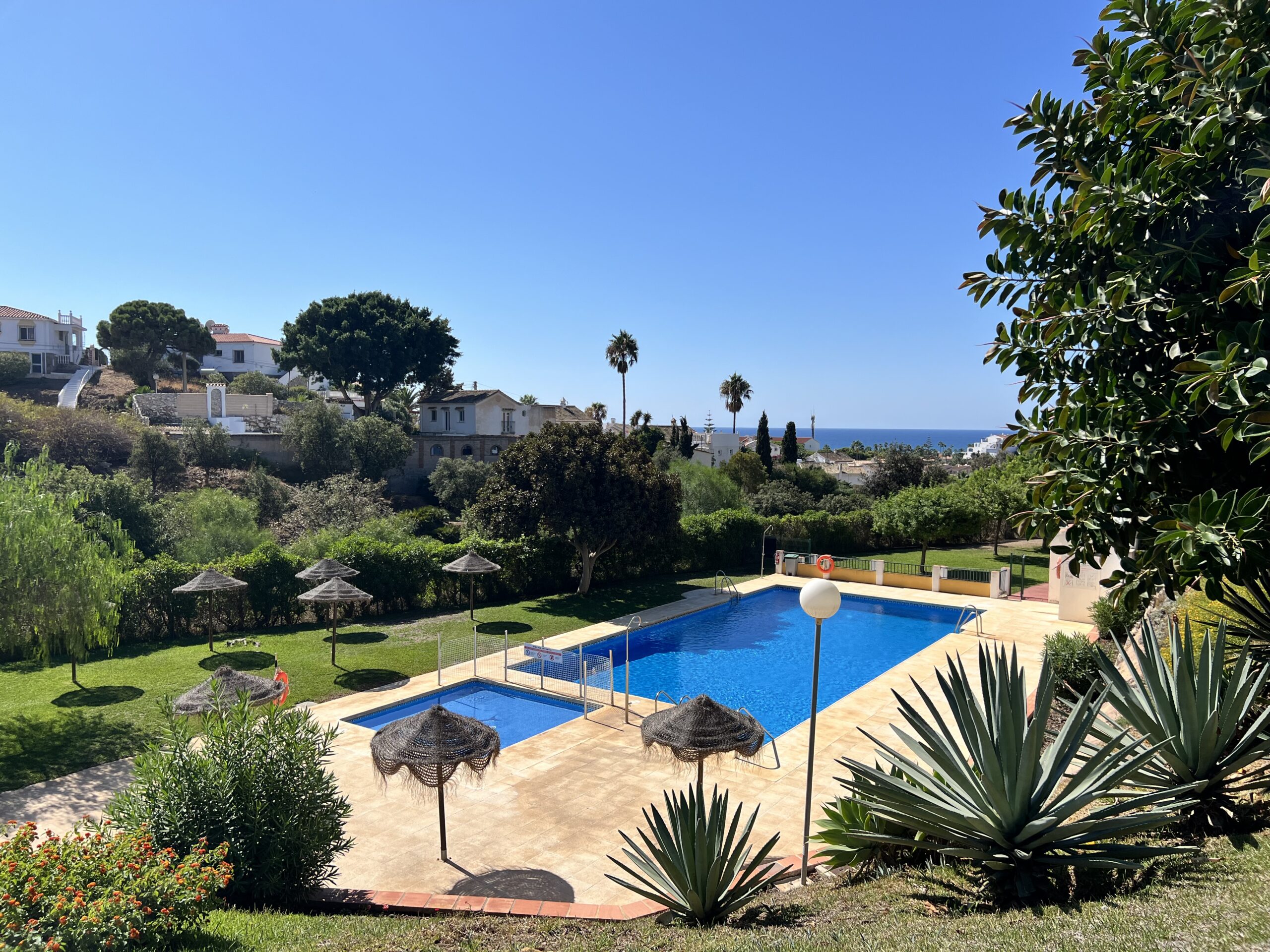 Plage ensoleillée sur la Costa del Sol avec mer bleue.