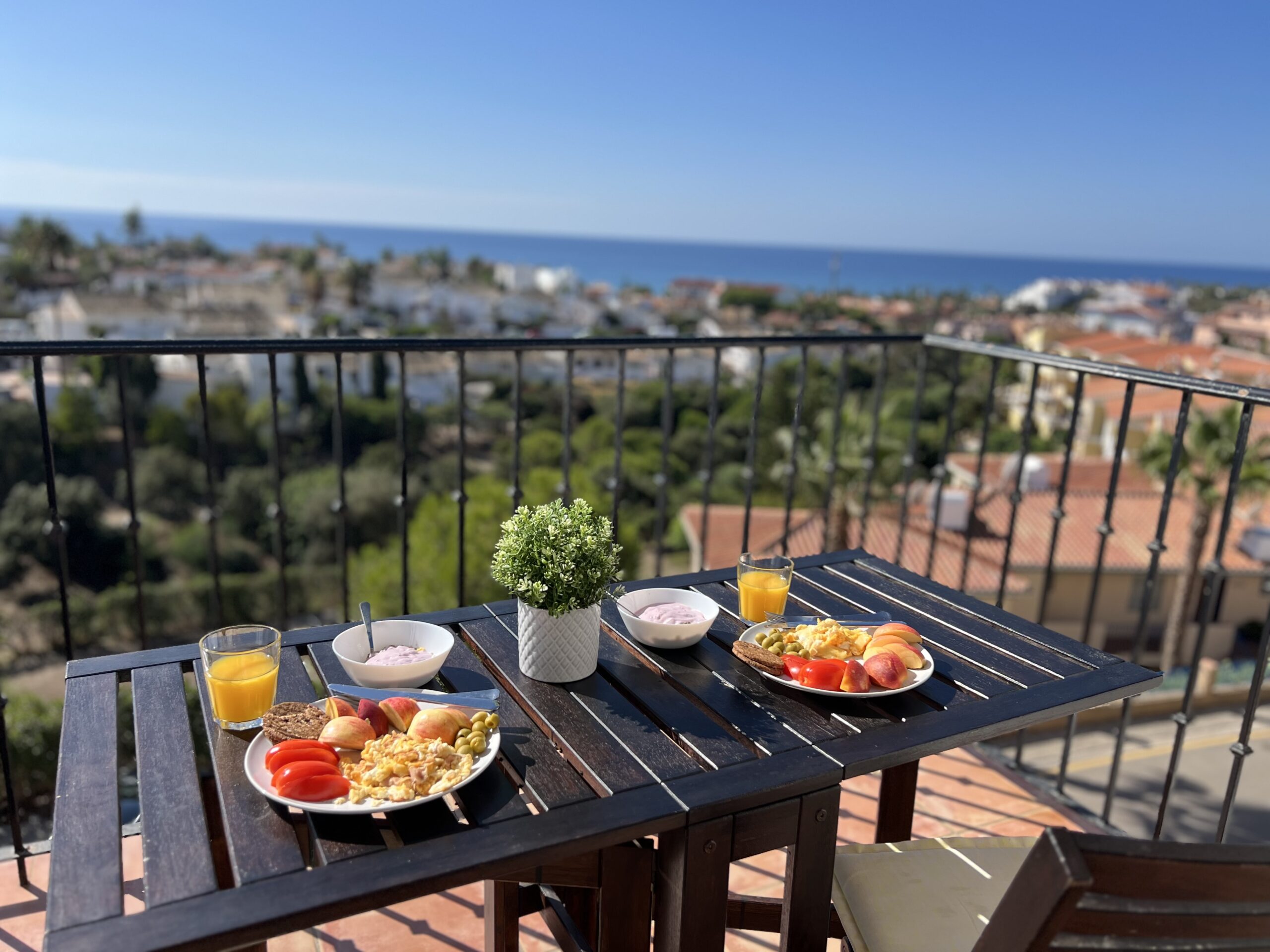 Personnes dans les rues de Málaga sous le soleil.