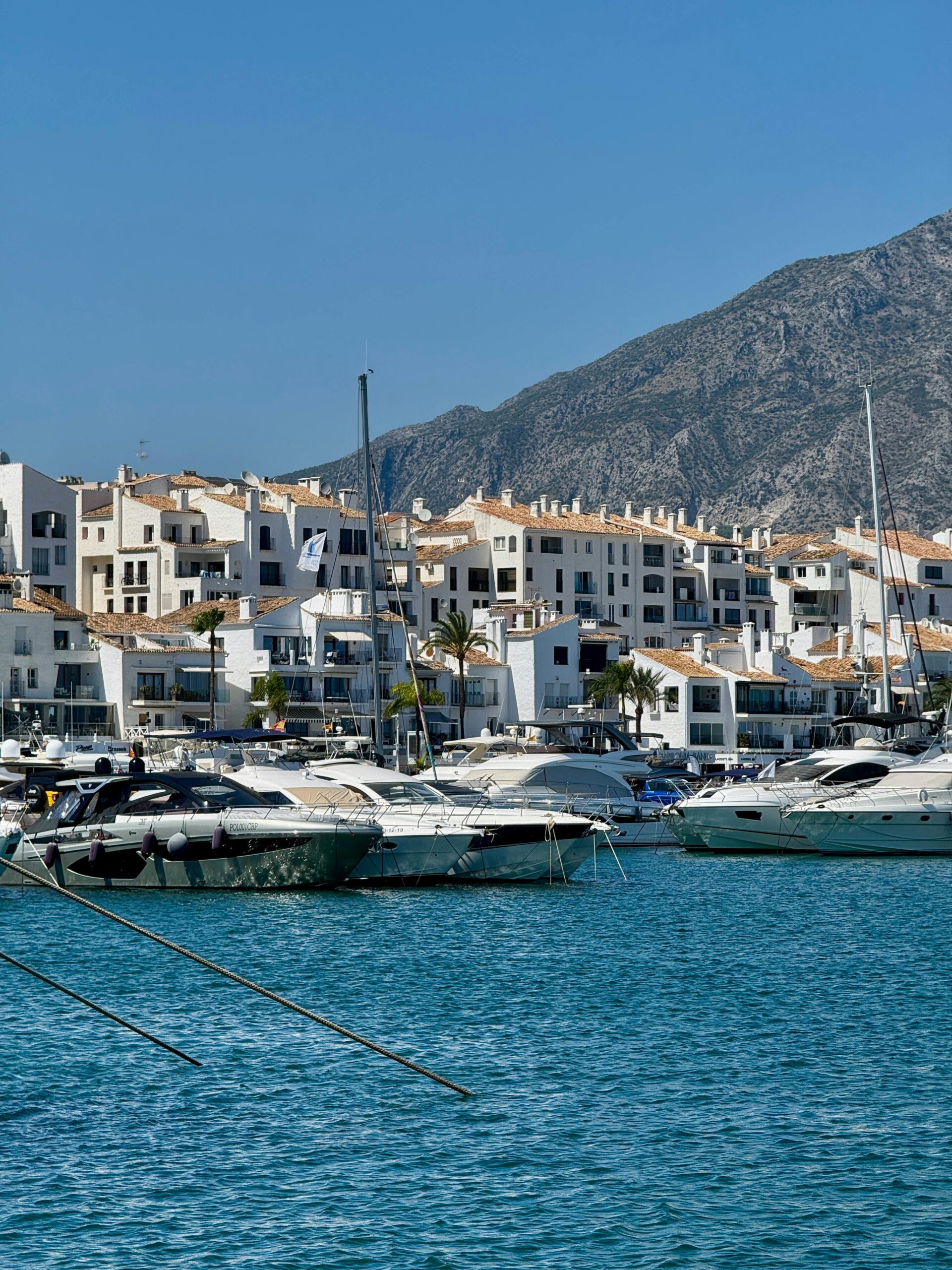 Vue lumineuse d’un intérieur de maison sur la Costa del Sol